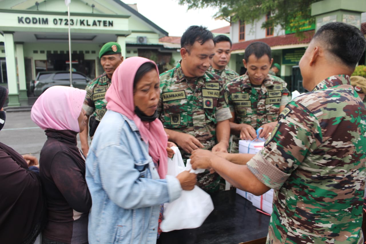 Wujud Amaliyah Ramadhan, Kodim 0723/Klaten Bagikan Takjil untuk Berbuka Puasa