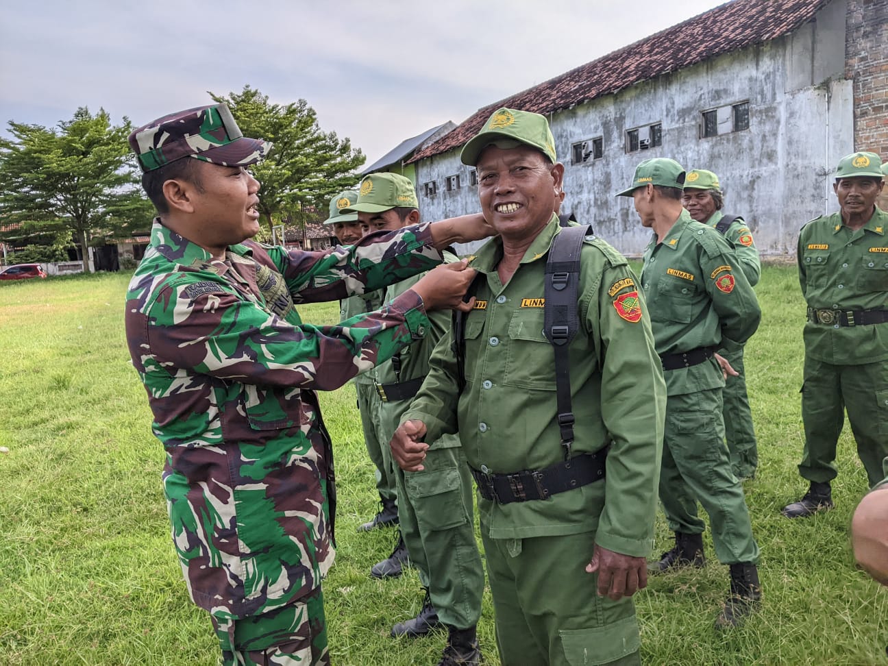 Wujudkan Linmas Yang Tangguh, Babinsa Trucuk Bersama Bhabinkamtibmas Latih Disiplin