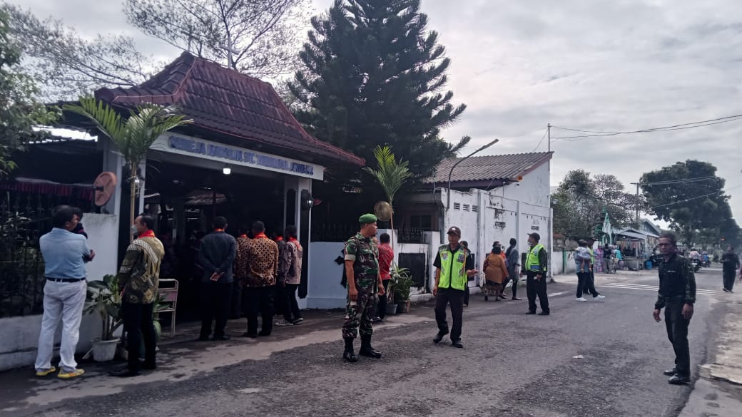 Misa Minggu Palma, Babinsa Koramil Ceper Bersama Bhabinkamtibmas Lakukan Pengamanan