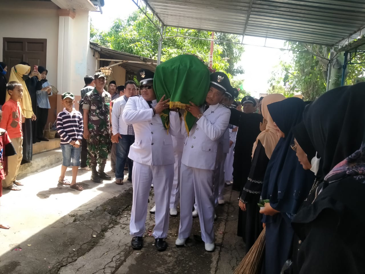 Berbelasungkawa, Babinsa Wonosari Takziah Kades Lumbungkereb Wonosari