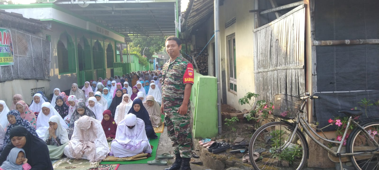 Babinsa Koramil Ceper Amankan Sholat Idul Fitri di Masjid Al-Hikmah Desa Kajen