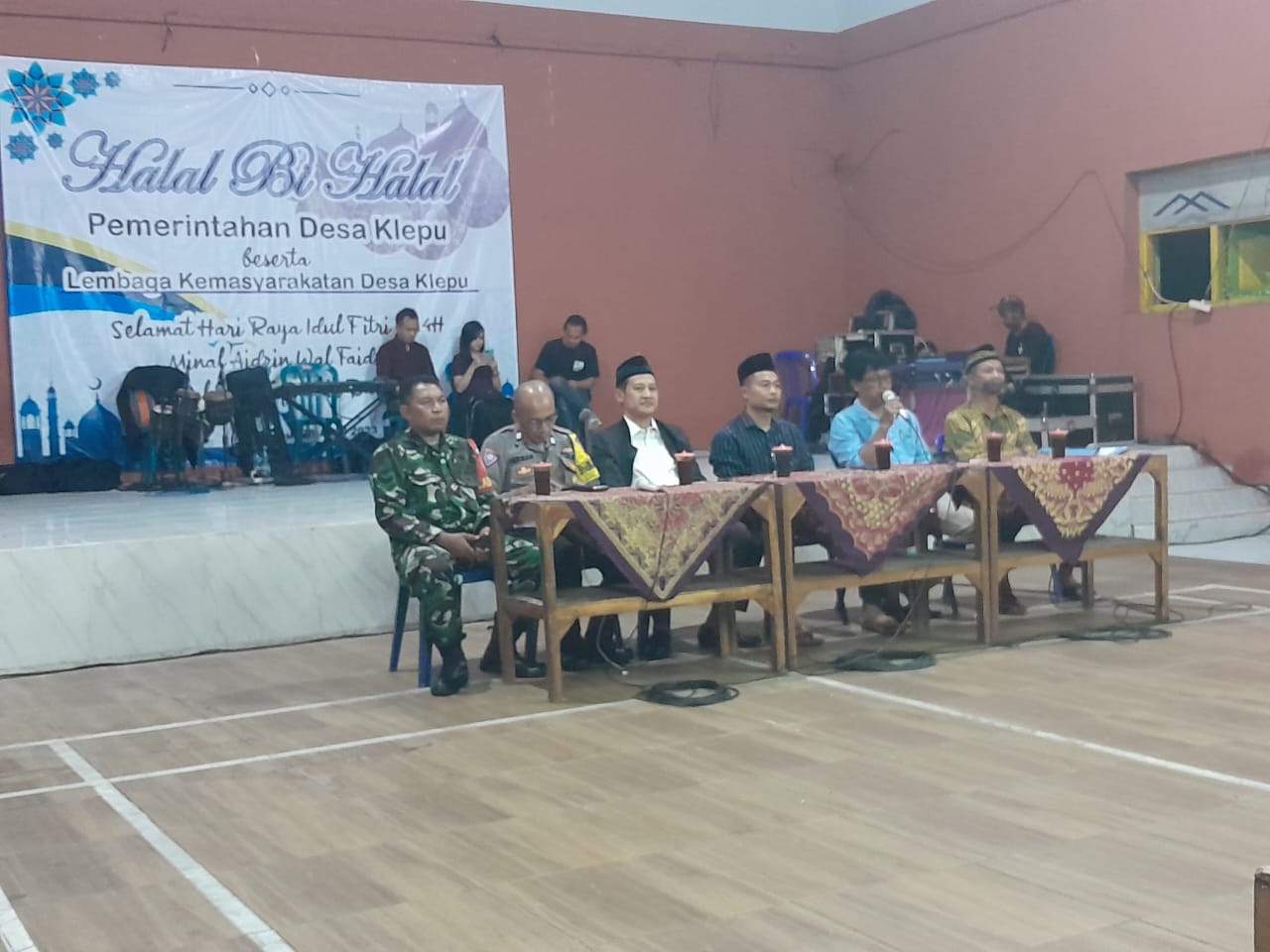 Suasana Idul Fitri, Babinsa Ceper Hadiri Halal Bihalal Pemerintah Desa Klepu Ceper