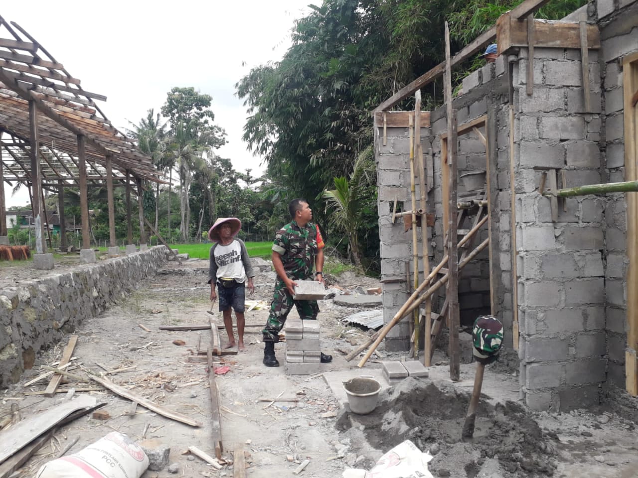 Bangun Kebersamaan, Babinsa Prambanan Bantu Pembangunan Joglo RW