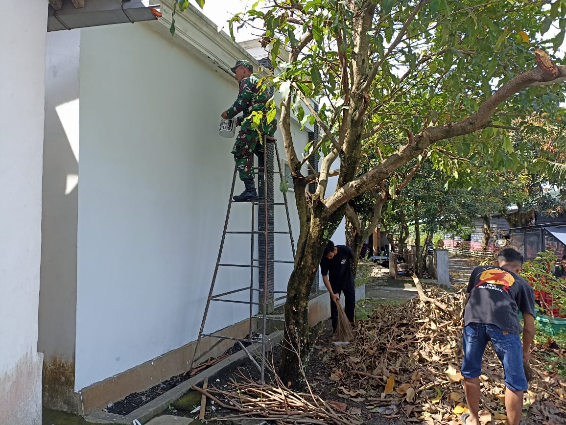 Dampingi Karang Taruna Desa Binaan, Babinsa Prambanan Kerja Bakti Bersihkan Masjid