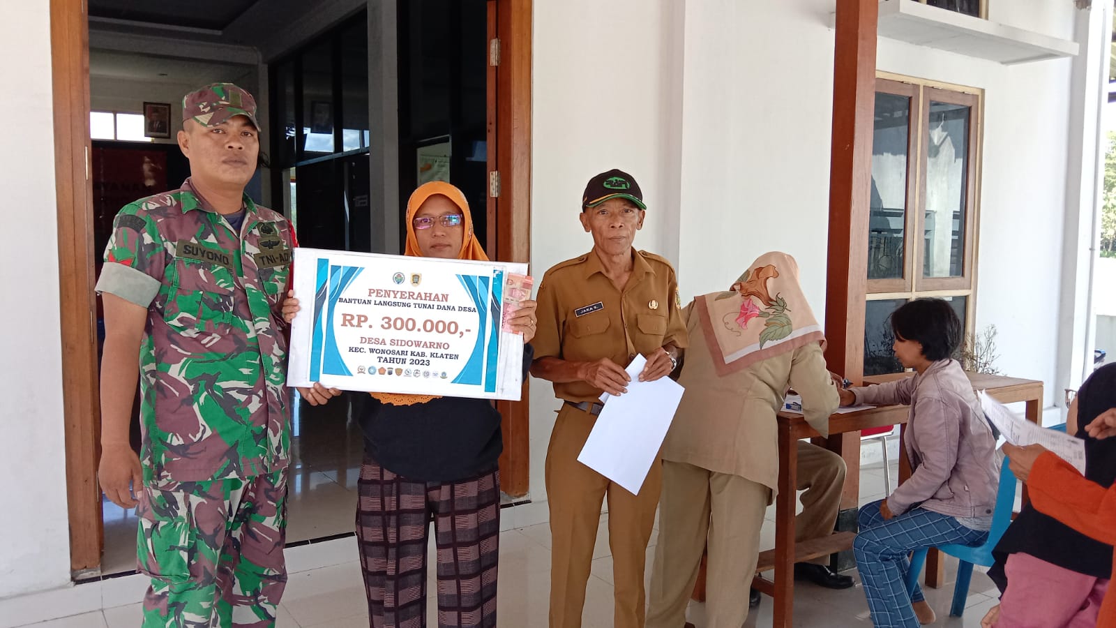 Babinsa Wonosari Amankan Penyaluran BLT Dana Desa Tahap 1,2,3 TA 2023 Desa Sidowarno