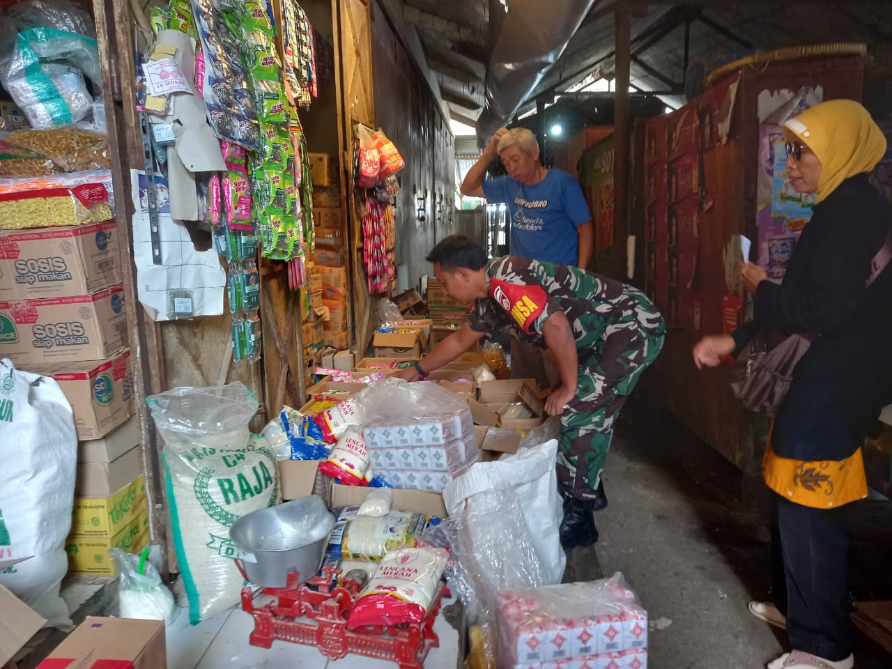 Babinsa Koramil Prambanan Monitoring Harga Sembako Di Pasar Tradisional