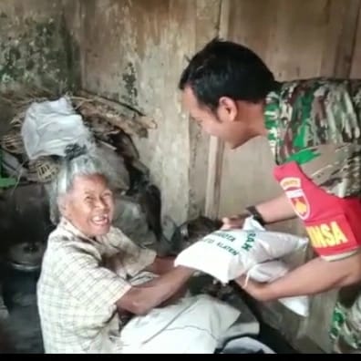 Babinsa Koramil 17 Karangdowo Salurkan Zakat Fitrah Di Desa Binaan