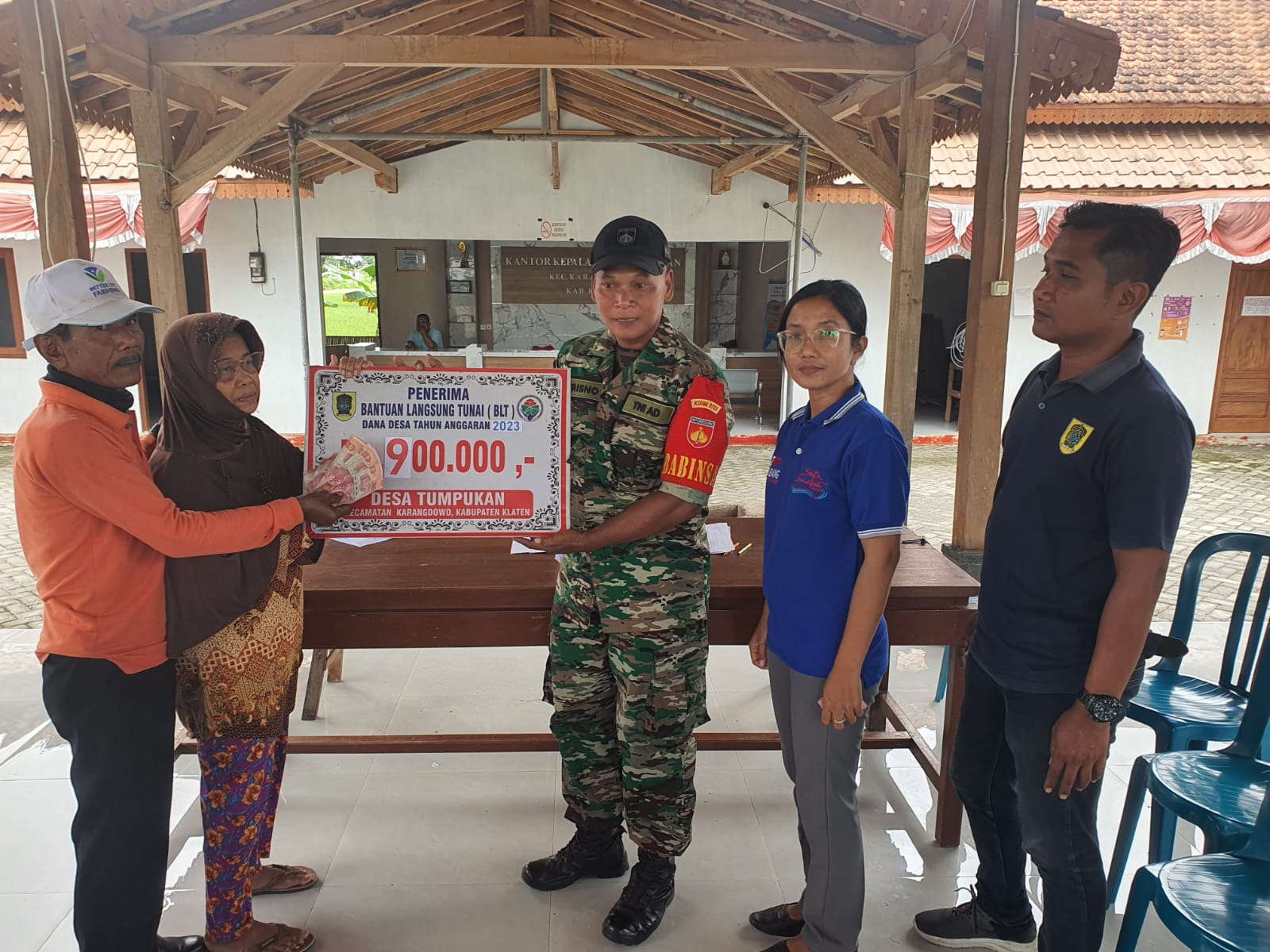 Beri Rasa Aman Babinsa Koramil 17 Karangdowo Monitoring Penyaluran BLT DD