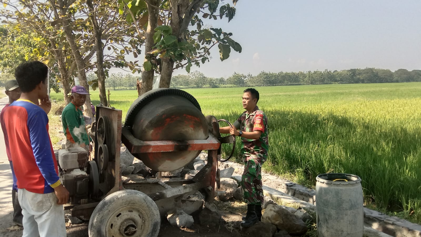 Bantu Buat Talud Desa Binaan, Wujud Kemanunggalan Babinsa Wonosari