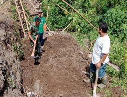 Babinsa Koramil Ceper Bersama Warga Karya Bangun Talud Jalan