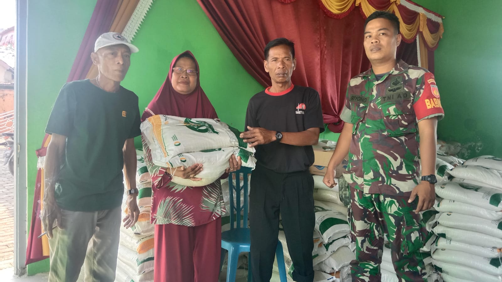 Babinsa Wonosari Dampingi Penyaluran Bantuan Paket Beras Dari BPN Desa Binaan