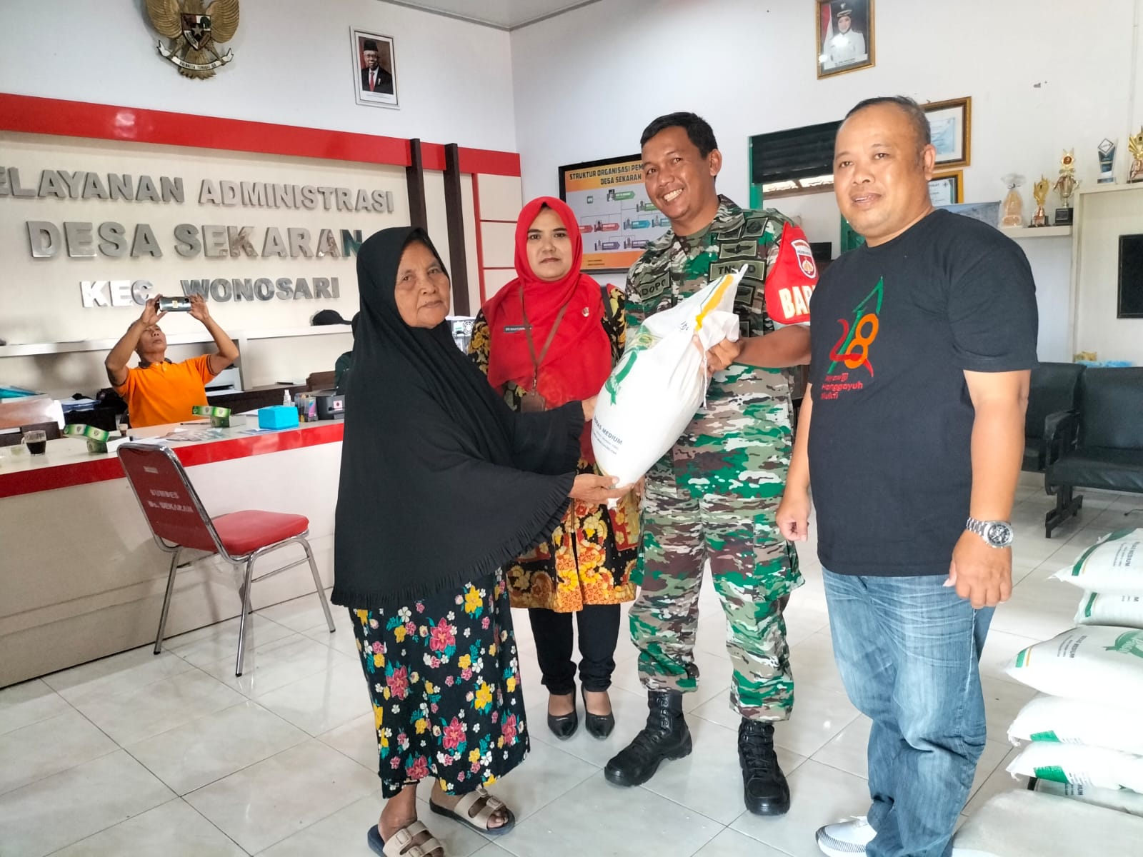 Monitoringnya Babinsa Wonosari Pada Penyaluran Bantuan Beras Dari BPN