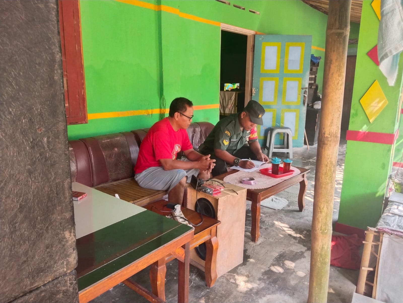 Mendata Kondisi Wilayah, Babinsa Wonosari Datangi Tokoh Masyarakat