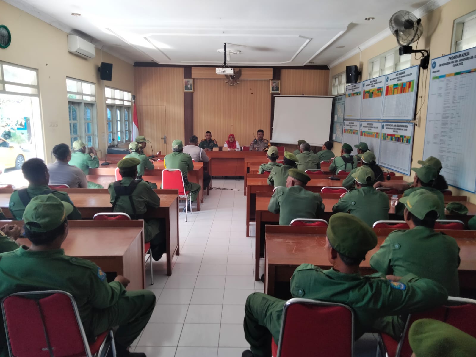 Jelang Pilkades, Danramil Wonosari Bersama Muspika Wonosari Berikan Pengarahan Linmas