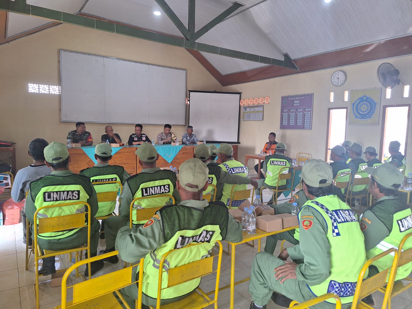 Jelang Pelaksanaan Pilkades, Babinsa Ceper Latih Satlinmas Desa Kajen