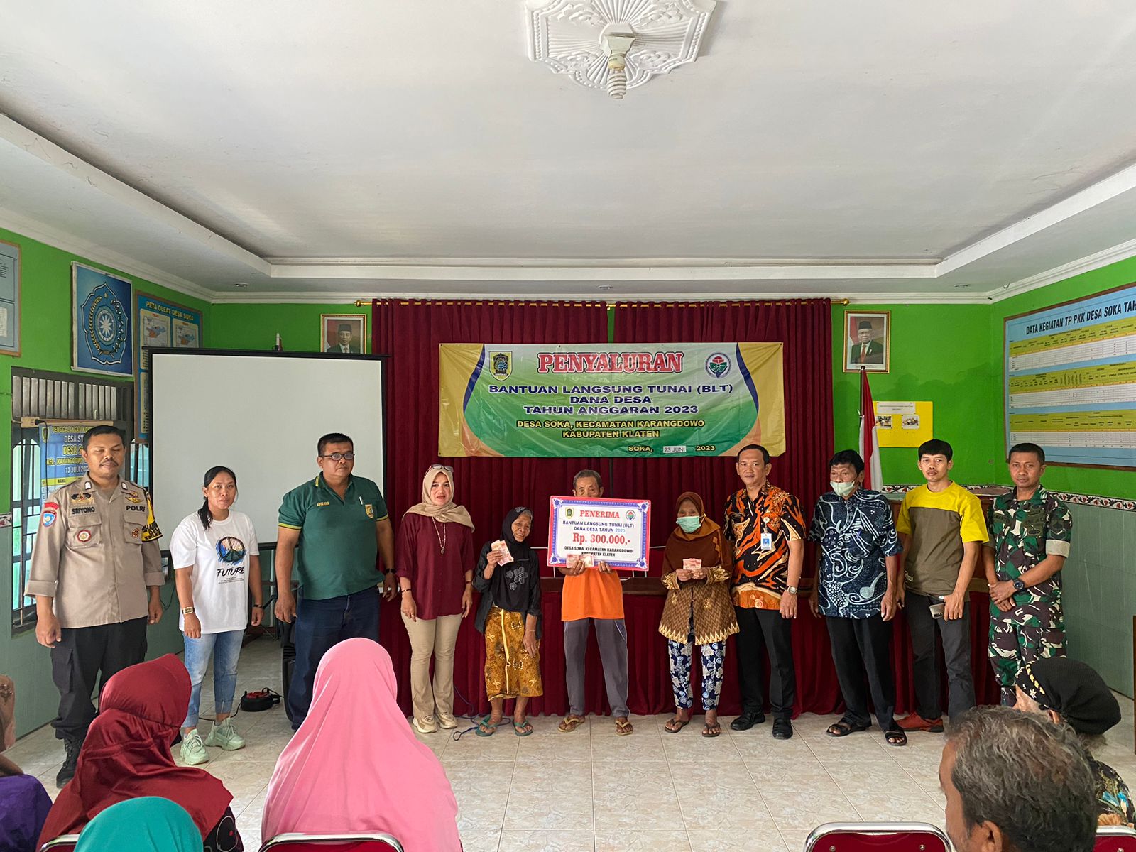 Beri Rasa Aman, Babinsa Koramil Karangdowo Amankan Penyaluran BLT Dana Desa Tahap VI TA 2023