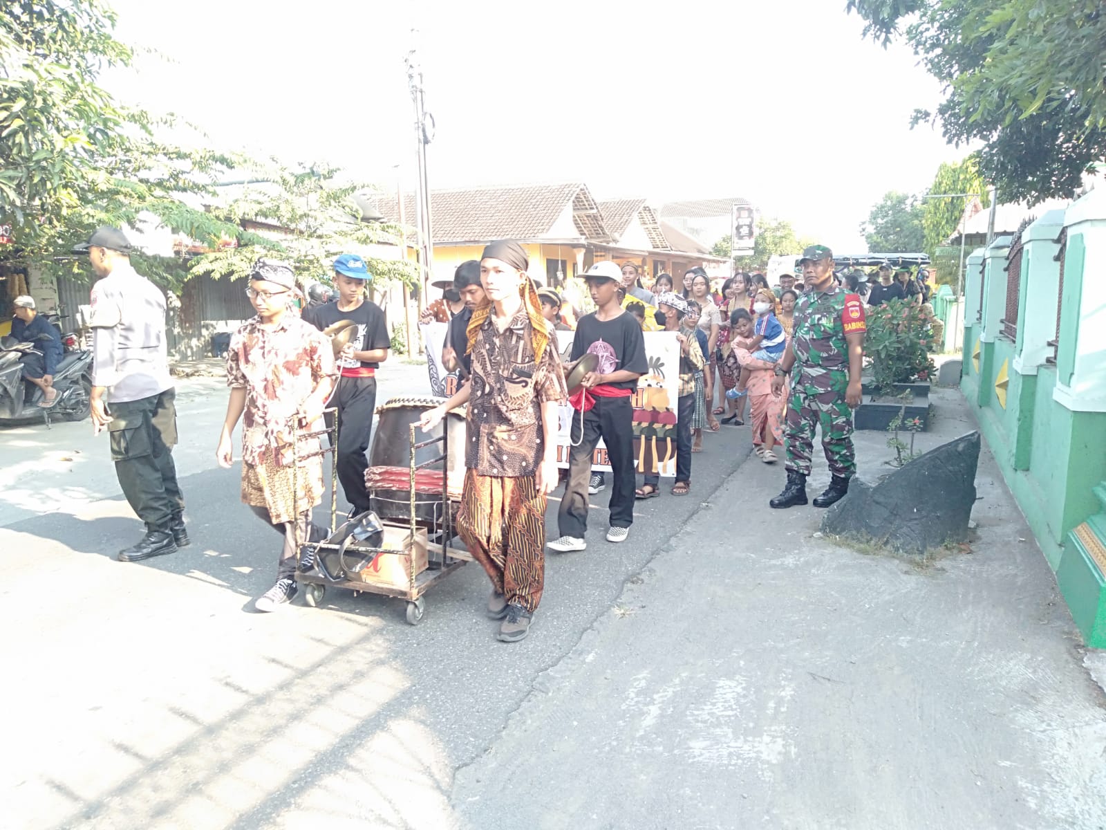 Babinsa Wonosari Amankan Kirab dan Ibadah Riyoyo Undhuh Undhuh di Gereja Desa Binaan