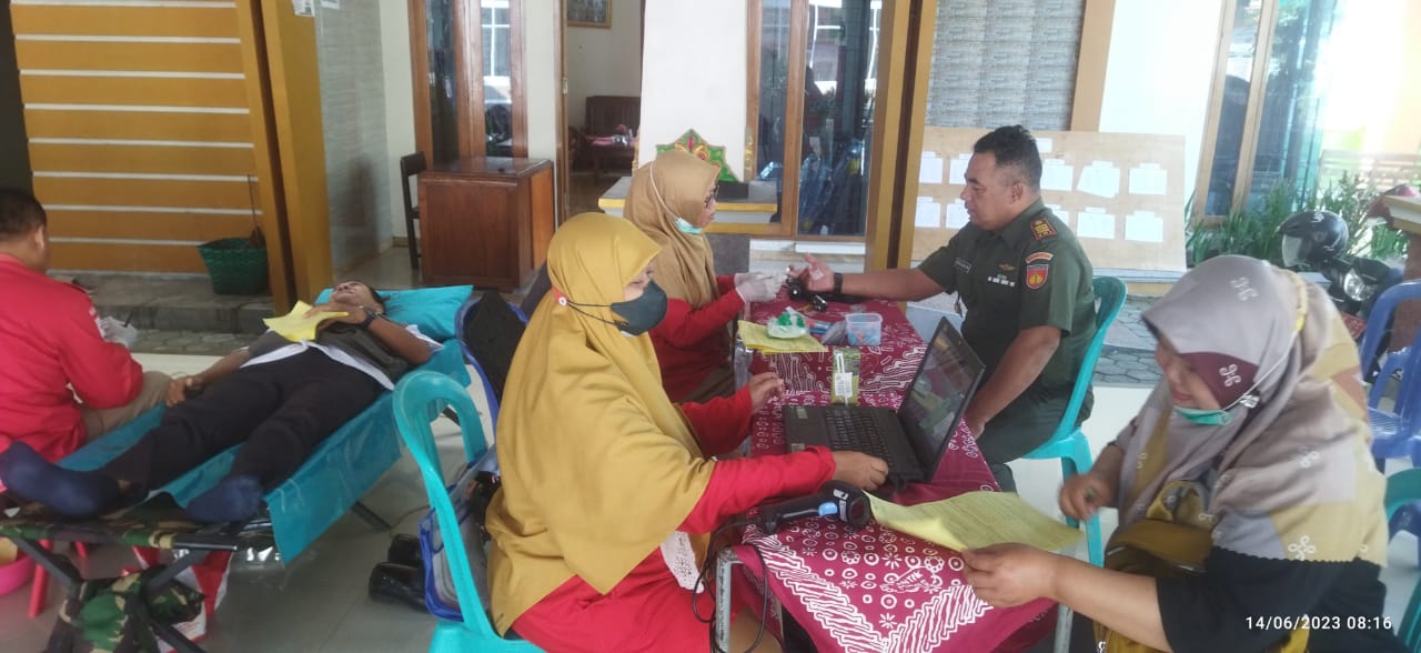 Setetes Darah Sangat Berarti, Anggota Koramil Ceper Lakukan Donor Darah