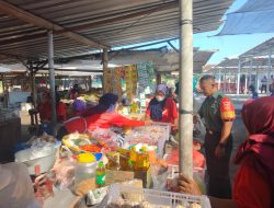 Pantau Harga Dan Ketersediaan Sembako, Babinsa Prambanan Datangi Pasar Tradisional