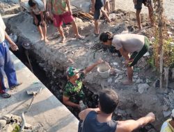 Cegah Banjir, Babinsa Ceper Bersama Warga Gotong Royong Bersihkan Saluran Air