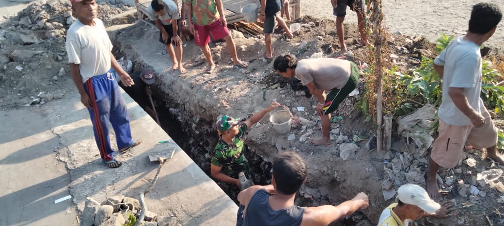 Cegah Banjir, Babinsa Ceper Bersama Warga Gotong Royong Bersihkan Saluran Air