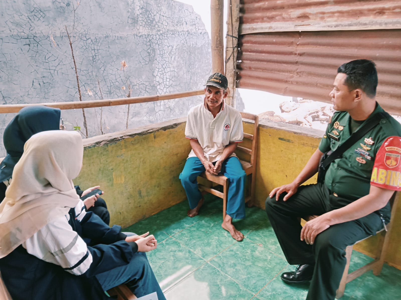 Data Pendatang Baru di Lingkungan, Babinsa Ceper Sambangi Ketua RT