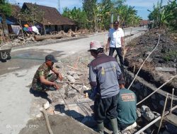 Karya Baktinya Babinsa Ceper Bersama Warga Desa Ringinputih