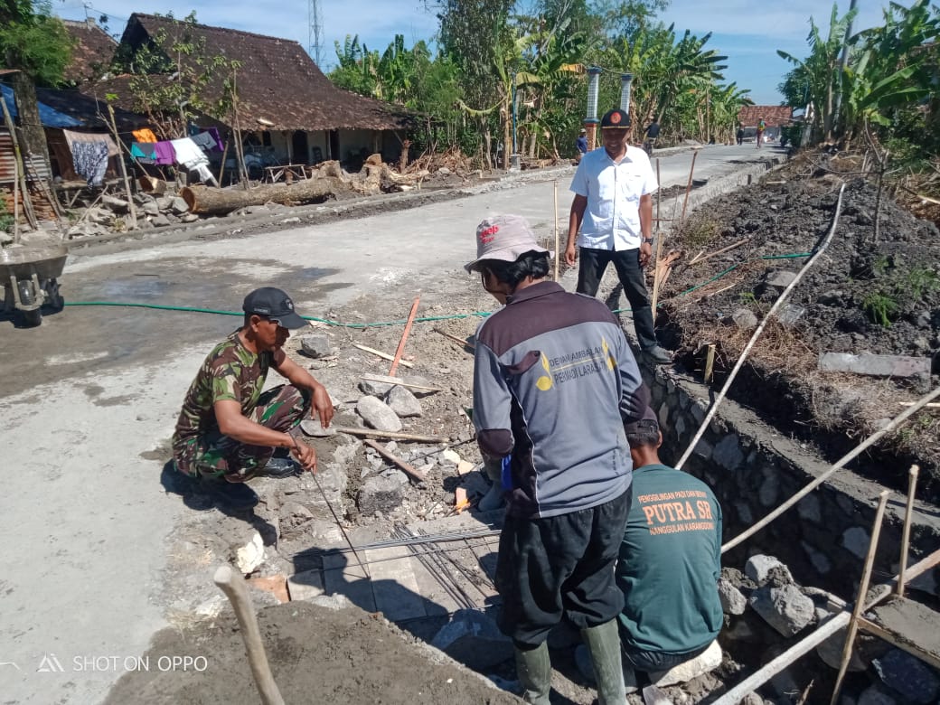 Karya Baktinya Babinsa Ceper Bersama Warga Desa Ringinputih