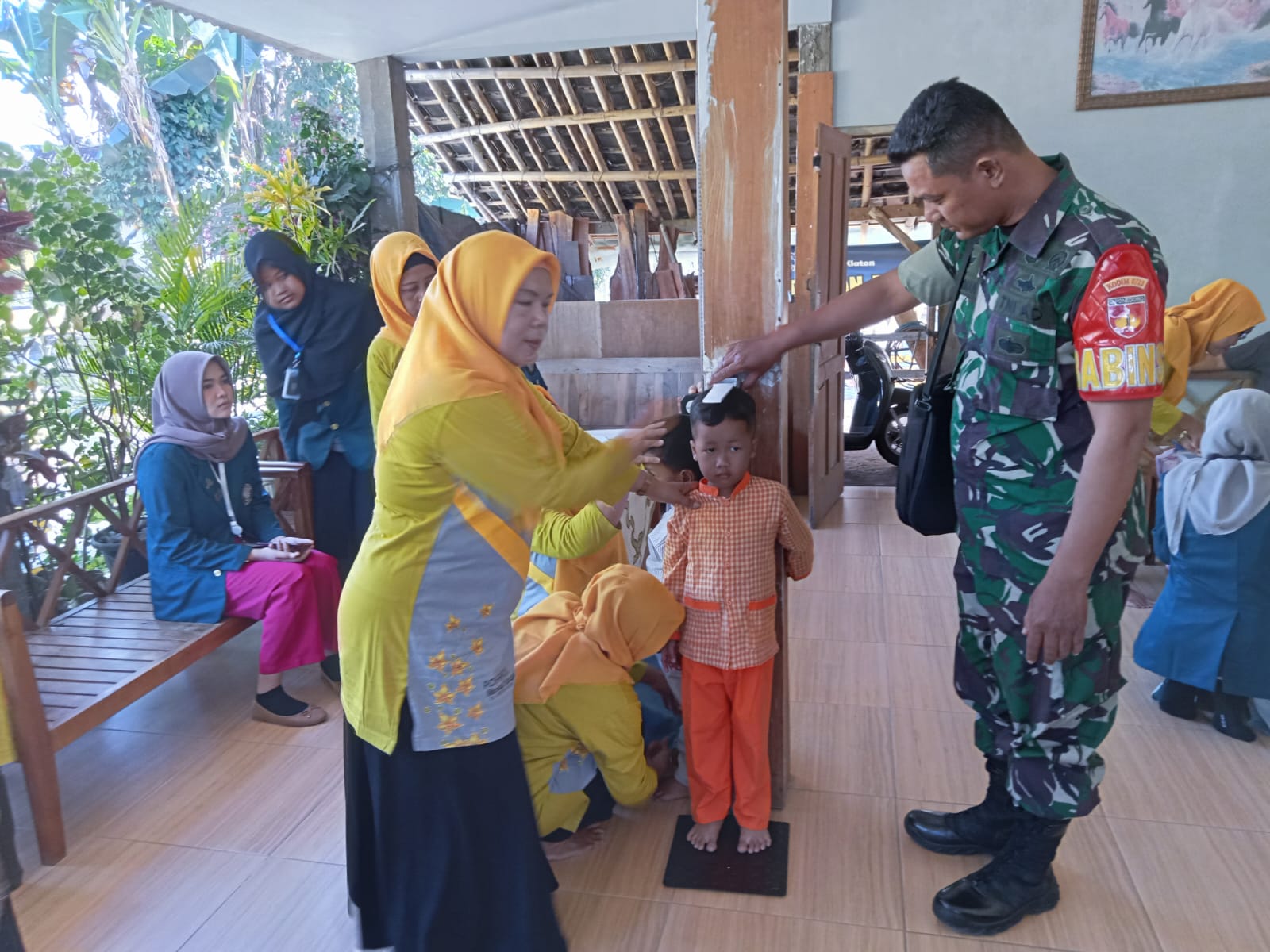 Upaya Pencegahan Stunting Babinsa Ceper Dampingi Posyandu Desa Binaan