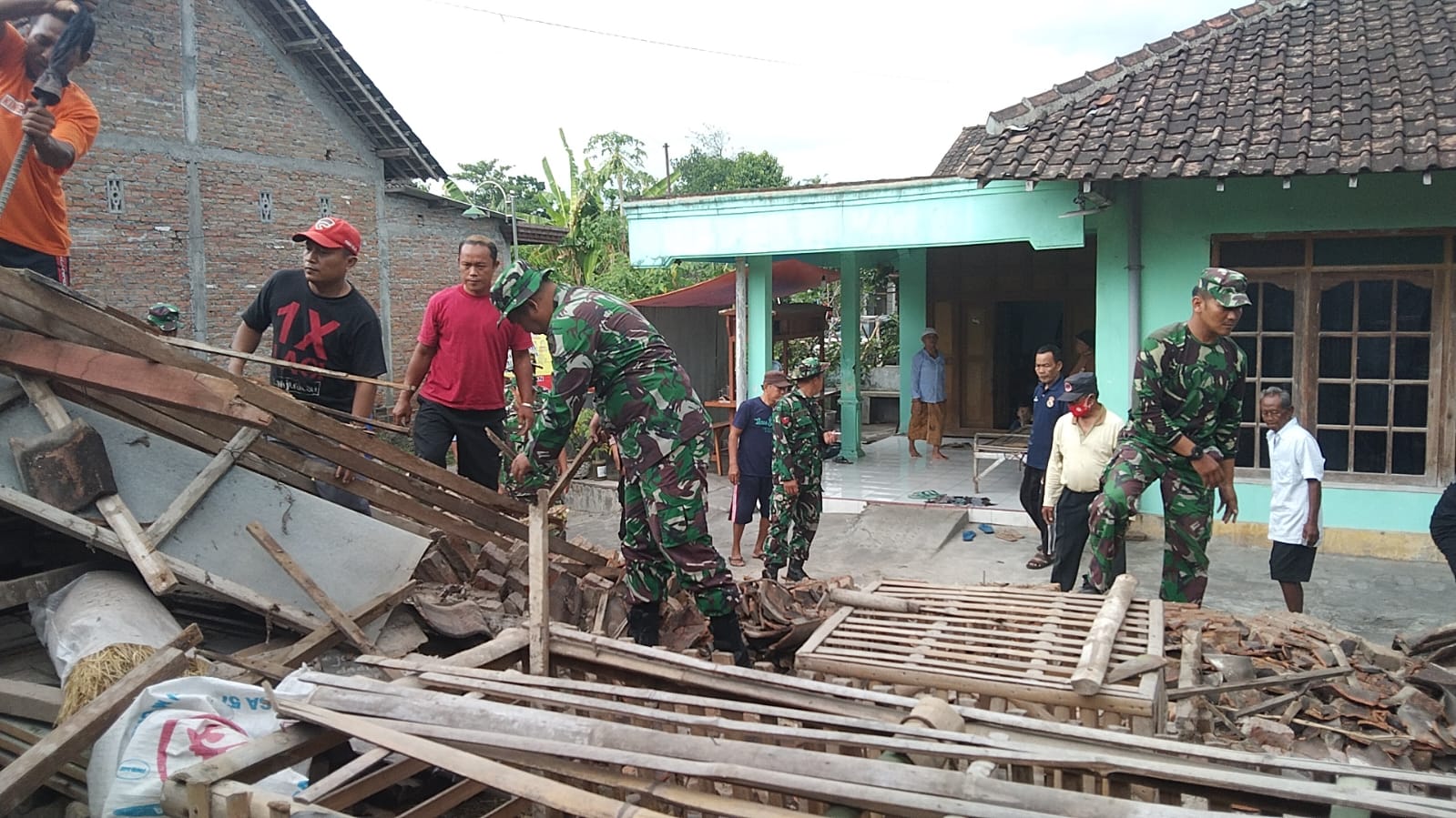 Dandim Klaten Pimpin Gotong Royong Rumah Roboh Pasca Gempa