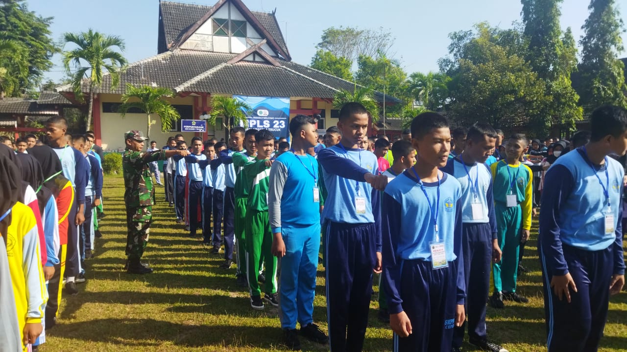 Bentuk Mental Dan Karakter Siswa SMKN 1 Trucuk, Babinsa Koramil Trucuk Latih PBB