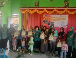 Babinsa Wonosari Dampingi PKK Salurkan Bantuan Paket Sembako Kepada Anak Stunting Desa Binaan