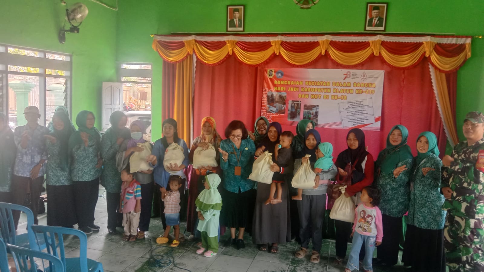 Babinsa Wonosari Dampingi PKK Salurkan Bantuan Paket Sembako Kepada Anak Stunting Desa Binaan