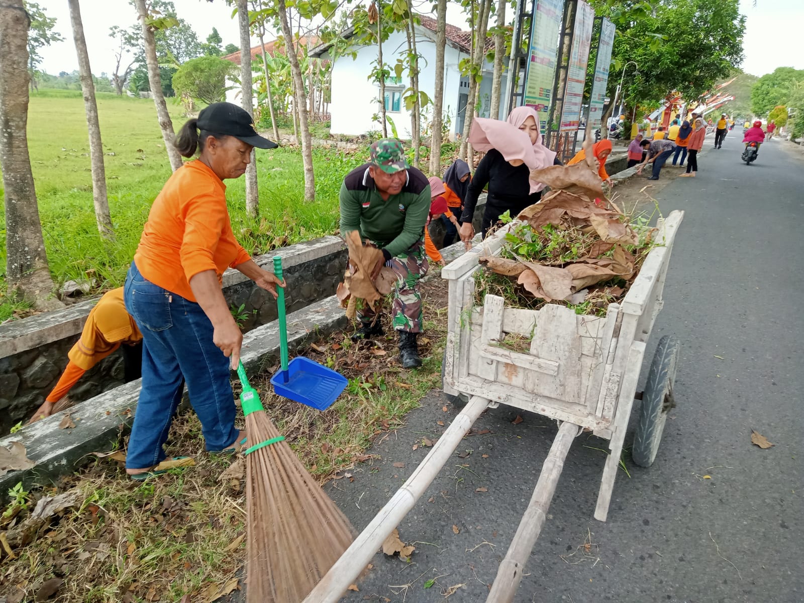 Ciptakan Lingkungan Bersih, Anggota Koramil Karangdowo Laksanakan Karya Bhakti