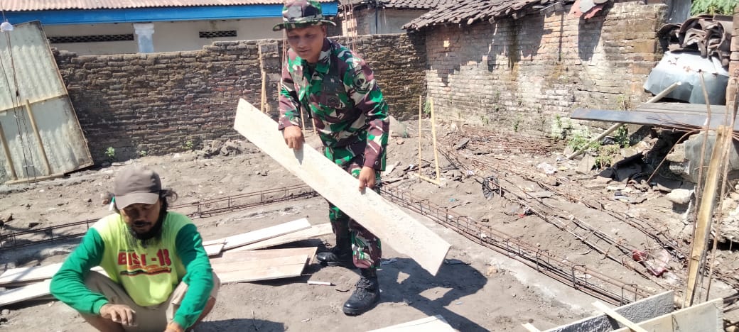 Kepedulian Babinsa Ceper Bantu Renovasi Rumah Warga Binaan