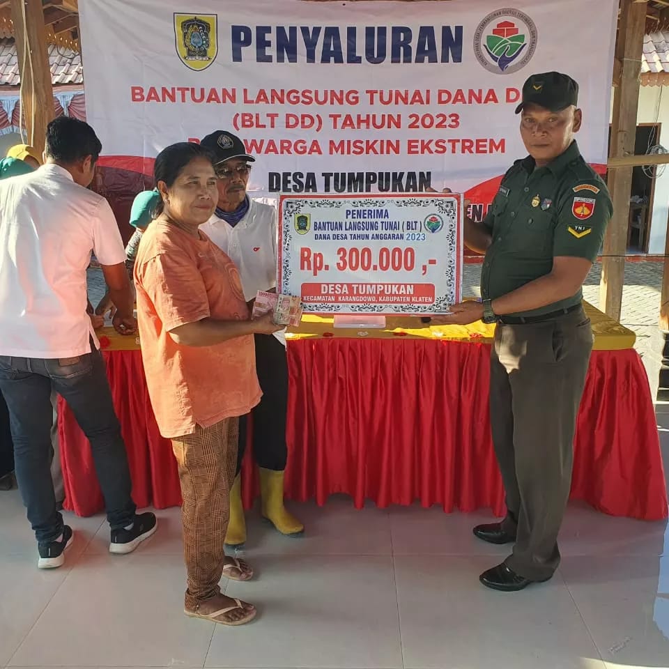 Wujudkan Rasa Aman, Babinsa Karangdowo Amankan Penyaluran Bantuan BLT Dana Desa Tumpukan