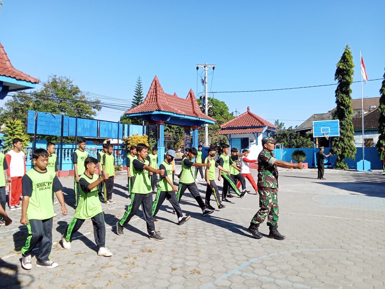 Datangi SMK YP, Bati Tuud Bersama Babinsa Wonosari Berikan Wasbang Dan Pelatihan PBB