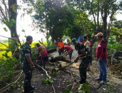 Bersihkan Ranting Pohon Jalan Juwiring-Delanggu, Babinsa Koramil Juwiring Kerja Bakti Bersama Warga