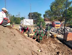 Danramil Manisrenggo Pimpin Gotong Royong Bangun Mushola