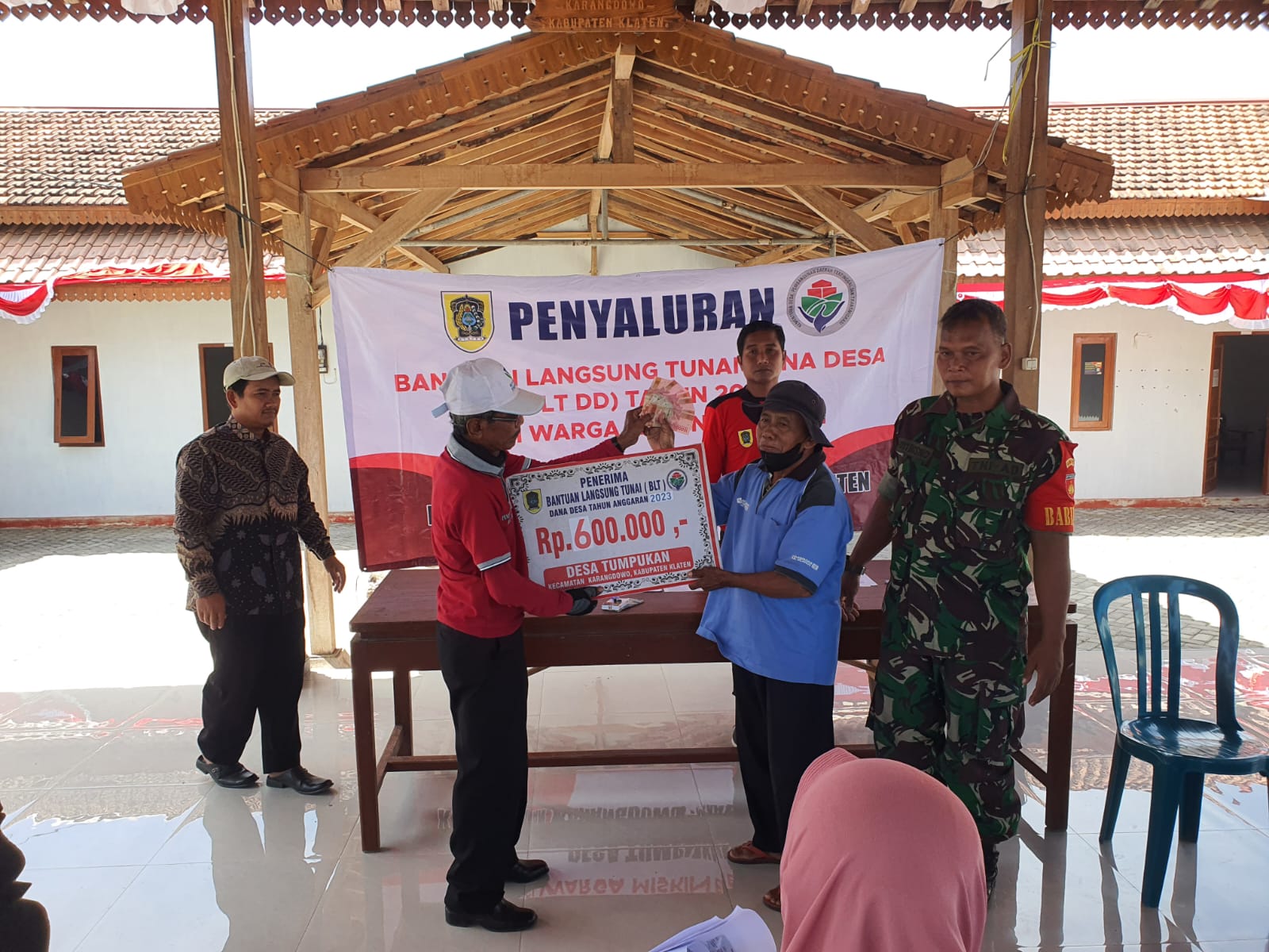 Babinsa Koramil 17/Karangdowo Dampingi Penyaluran BLT Dana Desa