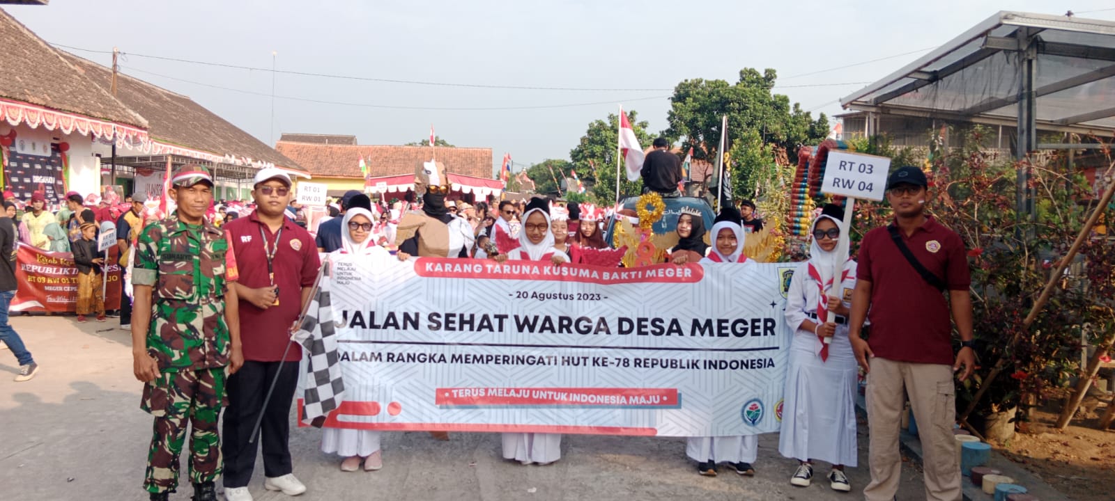 Babinsa Ceper Pantau Jalan Sehat HUT RI Ke-78 Desa Meger