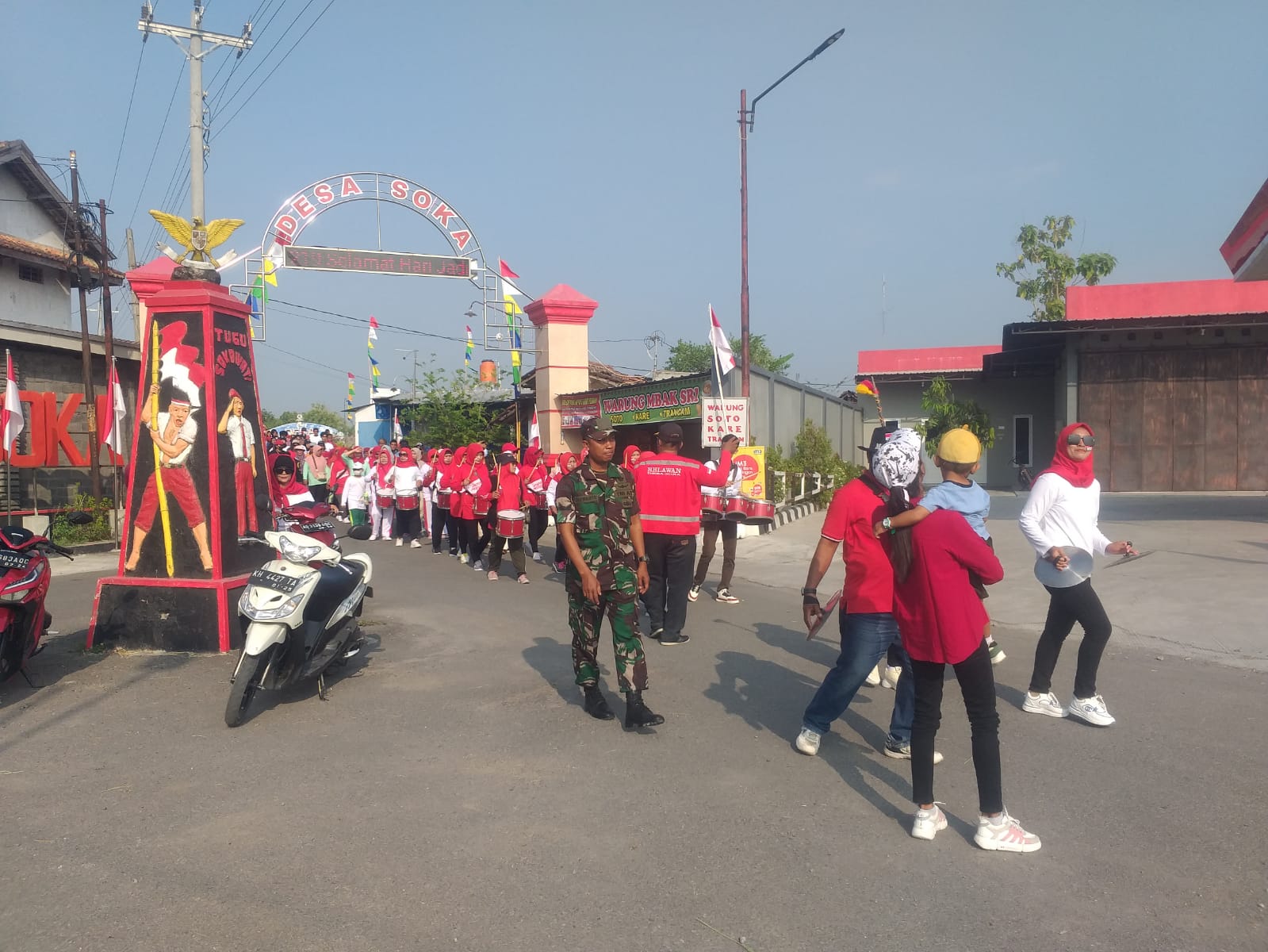 Babinsa Koramil 17 Karangdowo Amankan Jalan Santai Meriahkan HUT RI Ke 78