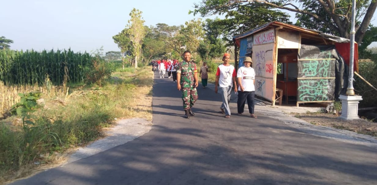 Babinsa Ceper Amankan Jalan Sehat Warga Desa Kajen, Ini Katanya