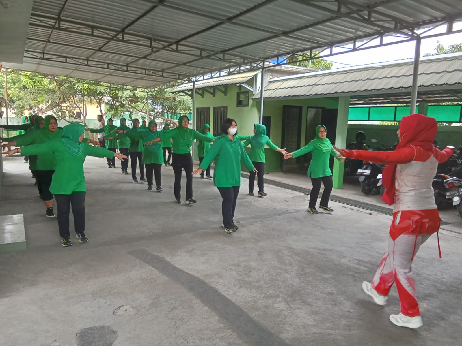 Jaga Kesehatan, Anggota Koramil Wonosari Bersama Persit KCK Ranting 23 Lakukan Senam Aerobik