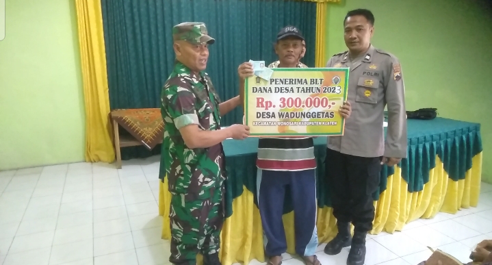 Babinsa Wonosari Monitoring Penyaluran BLT DD Tahap VII 2023 Desa Wadunggetas