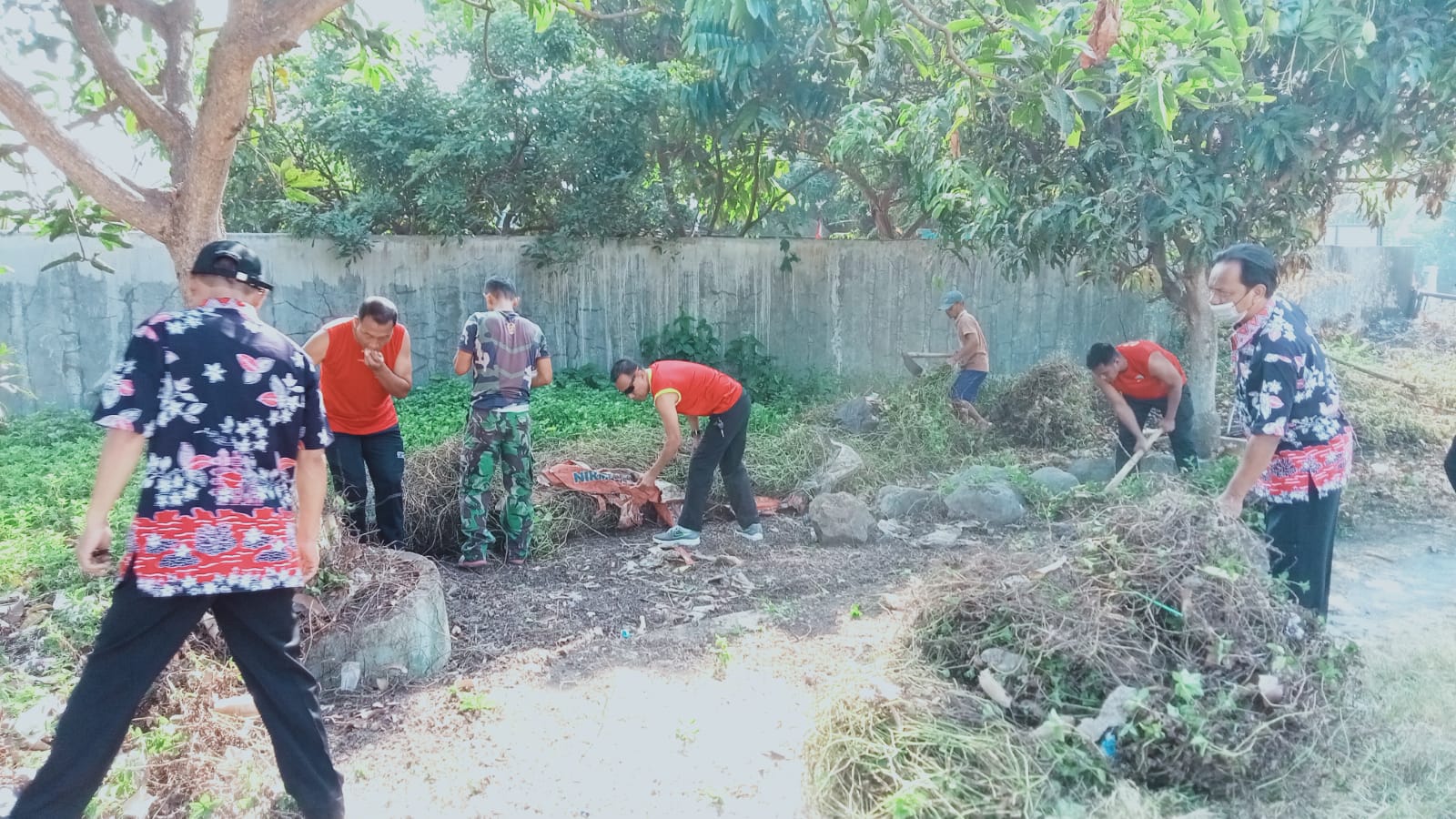 Koramil Wonosari Bersama ASN Kecamatan Wonosari Bersihkan Lapangan Desa Bentangan