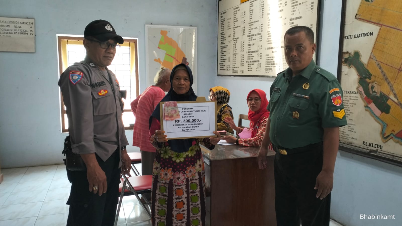 Babinsa Ceper Damping Penyaluran BLT DD Desa Kuncen