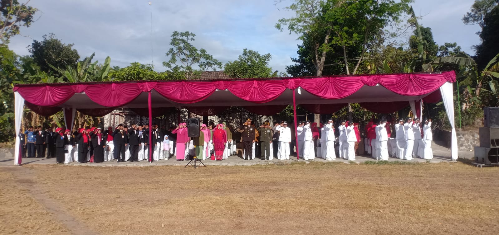 Peringati HUT RI Ke -78, Danramil Manisrenggo Dan Muspika Upacara Bendera Merah Putih Di Desa Kecemen
