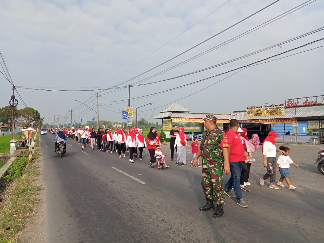 Peringati HUT Kemerdekaan RI Ke-78 Babinsa Koramil 08/Ngawen Jalan Sehat Bersama Warga