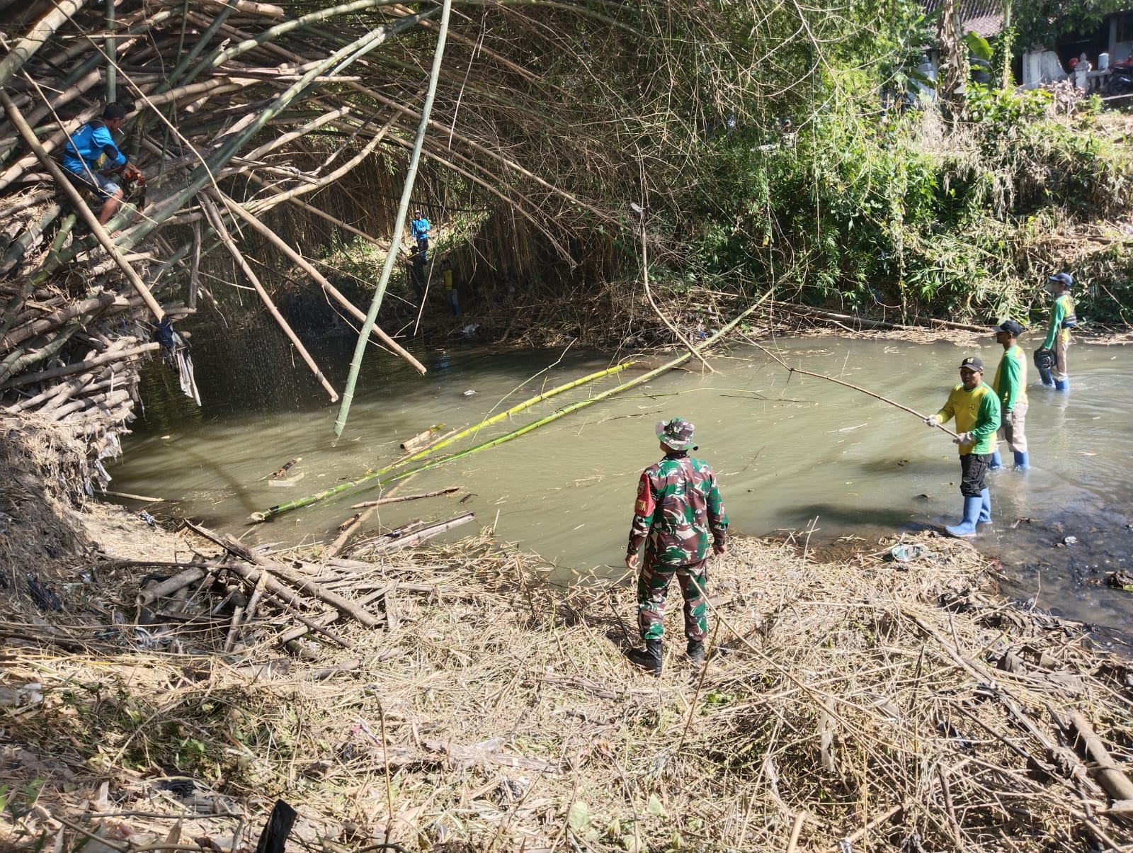 Ciptakan lingkungan Bersih, Babinsa Koramil Kota Bersihan Rumpun Bambu Bersama Masyarakat